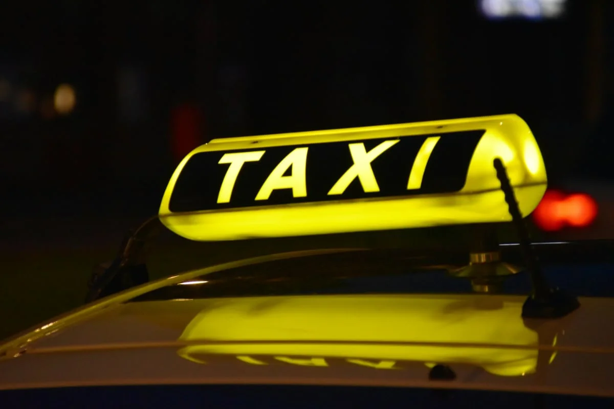 Beleuchtetes Taxischild bei Nacht