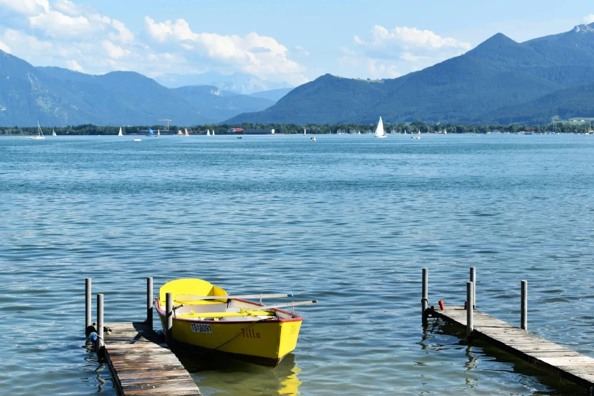 Blick über den Chiemsee auf die Berge
